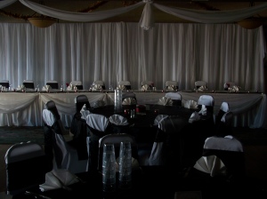 Head table without uplighting